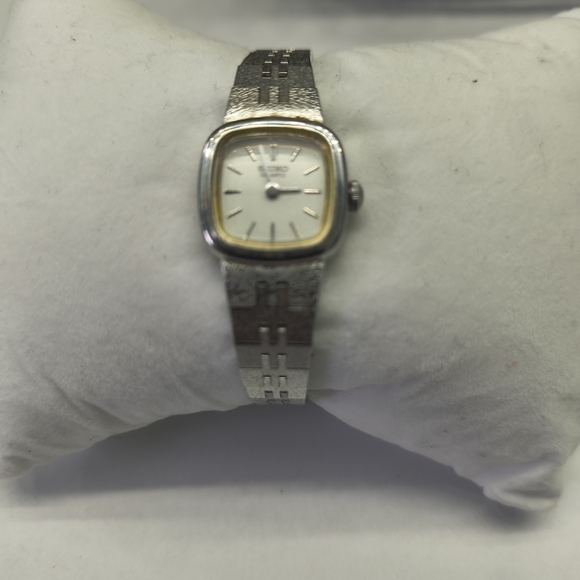 Vintage Seiko Women\'s Silver and Gold Watch